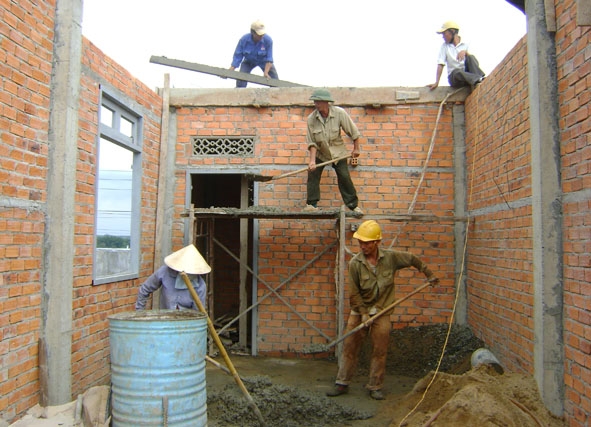 Những người thợ hồ đang khẩn trương hoàn thành một công trình xây dựng nhà ở trên địa bàn TP. Buôn Ma Thuột.