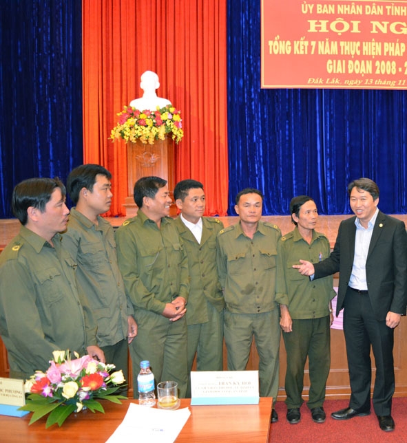 Phó Chủ tịch UBND tỉnh Nguyễn Hải Ninh trao đổi với các cá nhân, tập thể công an xã điển hình tại Hội nghị tổng kết 7 năm thực hiện Pháp lệnh Công an xã. 