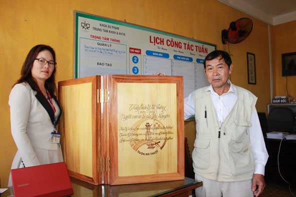 Quyển sách độc đáo về thầy giáo Y Jút  của Tiến sĩ Buôn Krông Thị Tuyết Nhung  và nghệ nhân Võ Văn Hải.