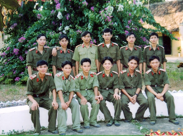 Trung đội trưởng Võ Hữu Lực (đứng, thứ 3 từ trái sang) với các học viên Trung đội 5.