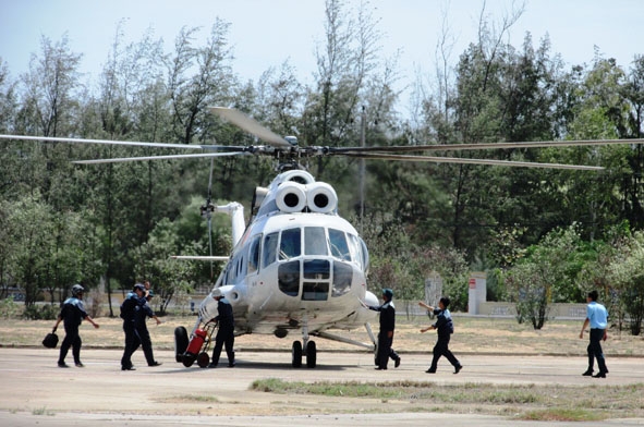 Đội ngũ “bác sĩ” của Trung đoàn Không quân 910 kiểm tra kỹ thuật  sau khi máy bay đáp xuống đường băng.