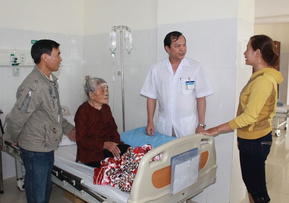 Bác sĩ Bệnh viện Đa khoa Thiện Hạnh hướng dẫn người nhà bệnh nhân về cách chăm sóc người bệnh.