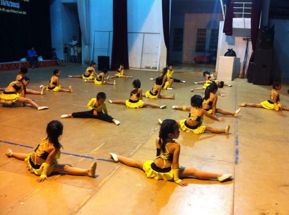 Một buổi tập luyện của các em tại câu lạc bộ dance sport.