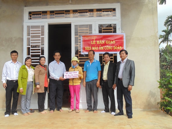 Bàn giao nhà “Mái ấm Công đoàn” tặng cô giáo Lê Thị Hải.