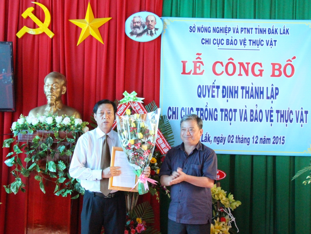 Phó Giám đốc Sở NN-PTNT trao quyết định thành lập Chi cục trồng trọt và bảo vệ thực vật cho Chi cục trưởng Nguyễn Huy Phát