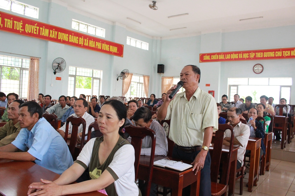 Người dân xã Hòa Phú nêu ý kiến thắc mắc về lĩnh vực đất đai tại Hội nghị.