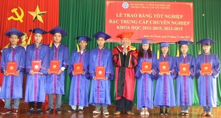 Tiến sĩ Nguyễn Chiến, Hiệu trưởng nhà trường trao Bằng tốt nghiệp cho các tân khoa.