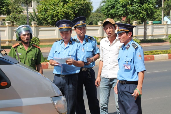 Tổ liên ngành kiểm tra một trường hợp đón, trả khách trên đường  Nguyễn Chí Thanh (TP. Buôn Ma Thuột).