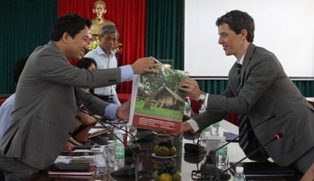 Phó Chủ tịch UBND tỉnh Nguyễn Hải Ninh tặng quà lưu niệm cho Đoàn công tác.