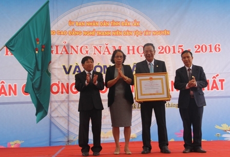 Phó Chủ tịch UBND tỉnh Mai Hoan Ni Kdăm trao Huân chương Lao động hạng Nhất của Chủ tịch nước cho nhà trường.