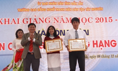 Hai tập thể thuộc Trường Cao đẳng Nghề thanh niên dân tộc Tây Nguyên nhận danh hiệu Tập thể Lao động Xuất sắc của UBND tỉnh 
