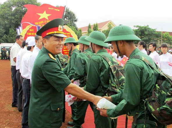 Lãnh đạo Bộ Chỉ huy Quân sự tỉnh động viên thanh niên huyện Ea H’leo  trong ngày lên đường nhập ngũ (đợt 2-2015).