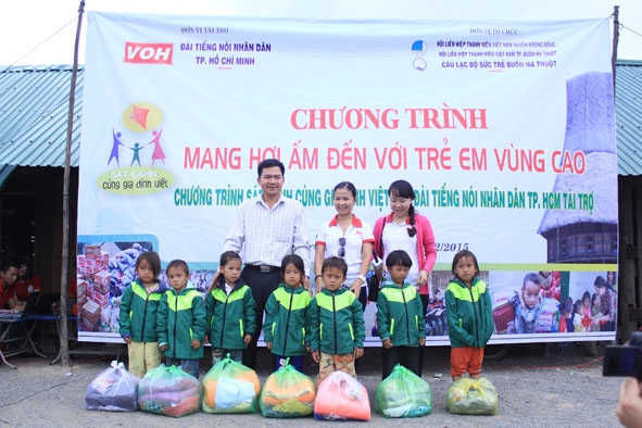 Trao áo ấm và quà tặng trẻ em nghèo thôn Noh Prông,  xã Hòa Phong (huyện Krông Bông).