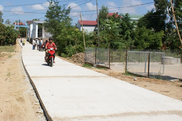 Con đường thôn 1, xã Ea Trul mới xây dựng khang trang, giao thông thuận lợi. 