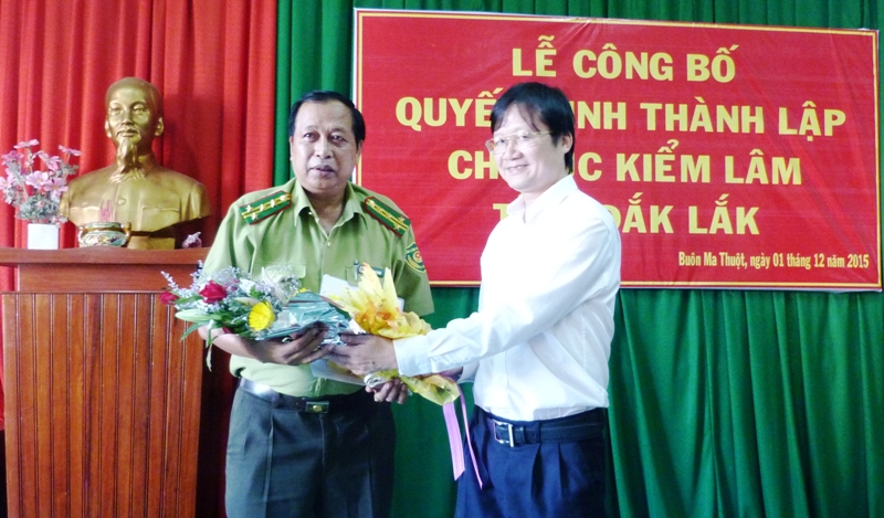 Ông Nguyễn Hoài Dương, Phó Giám đốc Sở NN-PTNT tặng hoa chúc mừng ông Y Sy H’Dơk, Chi cục trưởng Chi cục Kiểm lâm