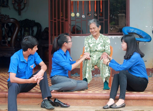 Đoàn viên Thành Đoàn Buôn Ma Thuột thăm hỏi Mẹ Việt Nam anh hùng Lê Thị Xang (tổ dân phố 1, phường Tân Hòa).