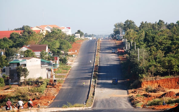 Đường vành đai phía Tây Buôn Ma Thuột - một trong những công trình giao thông trọng điểm của tỉnh  và thành phố Buôn Ma Thuột đang trong quá trình hoàn thiện.