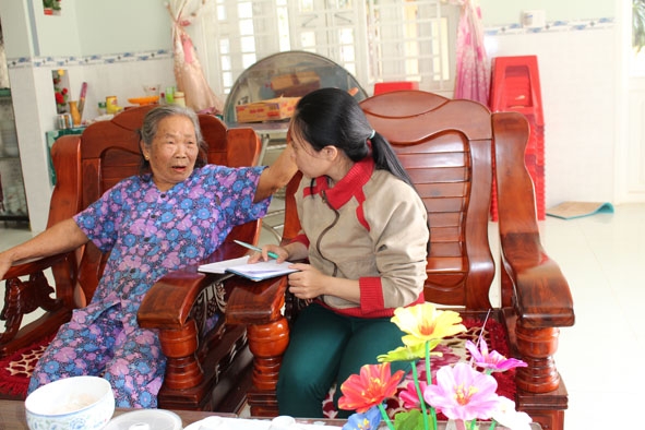 Bà Võ Thị Hường kể lại những kỷ niệm thời đấu tranh ác liệt  của người dân thôn Kiên Cường.