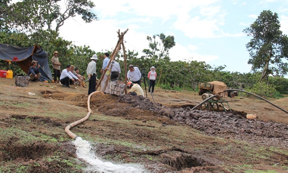 Người dân ở xã Cư Né, huyện Krông Búk khoan đào giếng  tìm nước ngầm để chống hạn. Ảnh: Minh Thuận