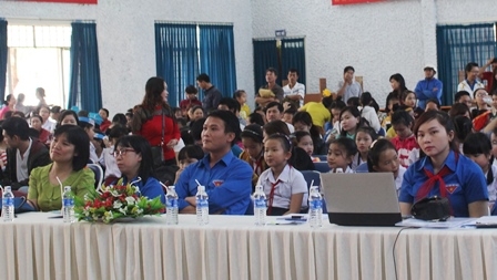 Đông đảo đại biểu và các em thiếu thi tham dự Hội thi