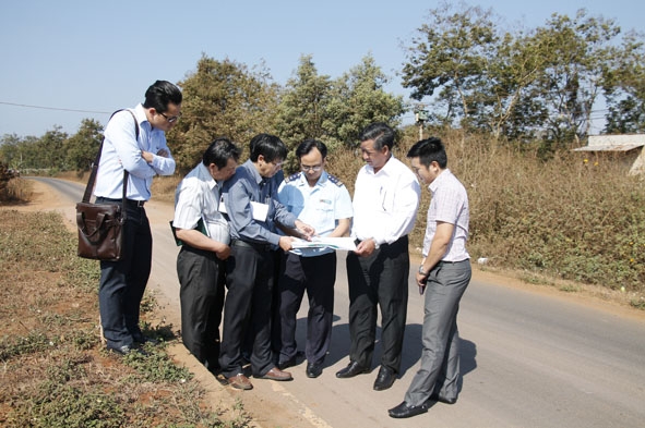 Đại diện các sở, ngành khảo sát vị trí xây dựng cảng cạn tại huyện Krông Búk.