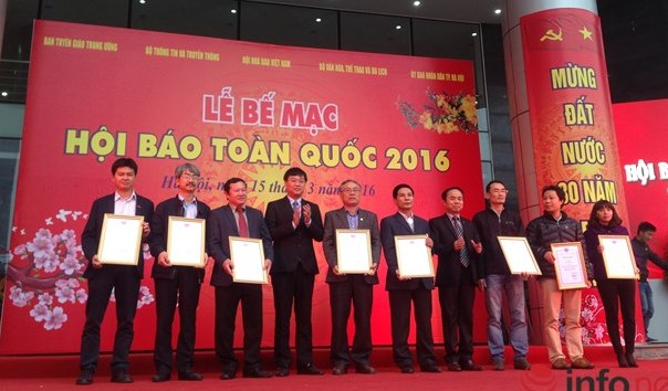 Tổng Biên tập Báo Đắk Lắk Nguyễn Văn Phú (thứ 5, từ trái sang) lên nhận giải thưởng tại Hội Báo toàn quốc 2016. (Ảnh: Infonet)