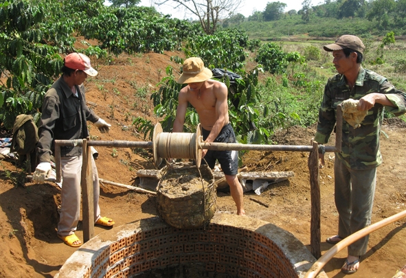 Người dân huyện Krông Búk đang nạo vét giếng để tìm nước sinh hoạt.