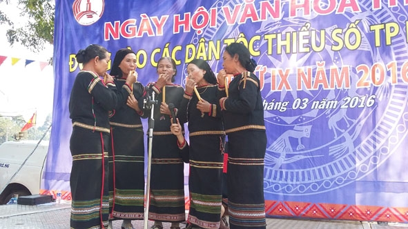 Nhóm thổi đinh tút của phụ nữ Êđê biểu diễn tại Ngày hội văn hóa các dân tộc thiểu số TP. Buôn Ma Thuột.