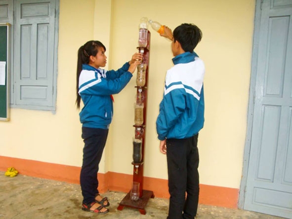 Mô hình dụng cụ lọc nước sạch đơn giản của 2 bạn  Nguyễn Thị Thu Na và Võ Trọng Nghĩa.