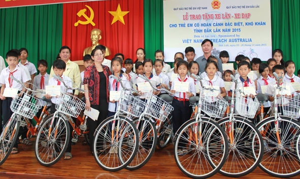 Đại diện Sở Lao động - Thương binh và Xã hội, Quỹ BTTE tỉnh và nhà tài trợ trao xe đạp tặng trẻ em có hoàn cảnh đặc biệt khó khăn trên địa bàn tỉnh.
