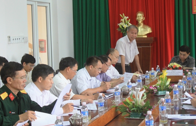 Bí thư Huyển ủy Krông Búk Thái Hồng Hà  báo cáo với Đoàn công tác về tình hình thực hiện nhiệm vụ kinh tế, văn hóa- xã hội, an ninh, quốc phòng Quý I-2016