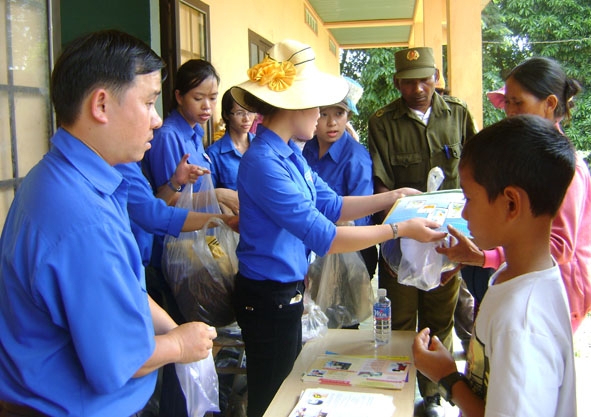 Đoàn viên thanh niên Khối các cơ quan tỉnh tặng quà, phát tờ rơi tuyên truyền pháp luật cho người dân xã Ea Phê (huyện Krông Pắc)
