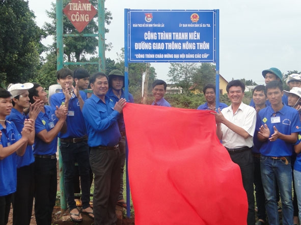 Tỉnh đoàn bàn giao công trình thanh niên làm đường giao thông nông thôn tại xã Ea Tul (huyện Cư M’gar)