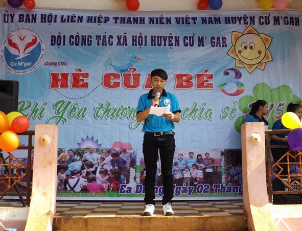 Ảnh Nguyễn Minh Quý chỉ đạo hoạt động  “Hè của bé” năm 2015. Ảnh: Trung Hải