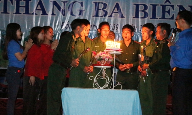 Cán bộ, chiến sĩ Đồn Biên phòng Cửa khẩu Đắk Ruê thổi nến mừng sinh nhật