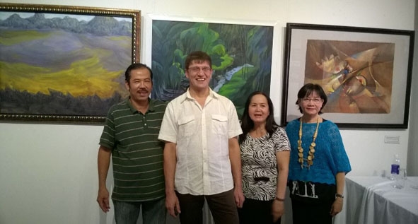 Họa sĩ Lê Vấn (người đầu tiên bên trái) cùng đồng nghiệp Việt - Nga tại triển lãm.                                                                                         (Ảnh do họa sĩ Lê Vấn cung cấp)