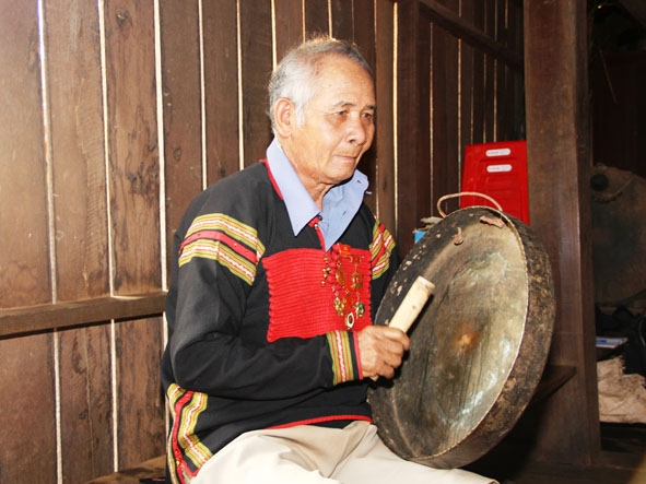 Nghệ nhân Aê Yon biểu diễn chiêng.