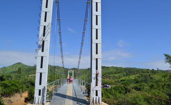 Cầu treo thôn 6, xã Hòa Lễ (huyện Krông Bông) được thông xe vào cuối tháng 7-2015.