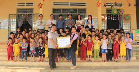 Đại diện Quỹ Bảo trợ trẻ em tỉnh tặng quà cho các em học sinh Trường Mầu giáo Hoa Cúc Trắng