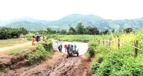 Không có cầu, hằng ngày người dân xã Đắk Phơi (huyện Lắk)  phải đi lại qua con suối Đắk Phơi.