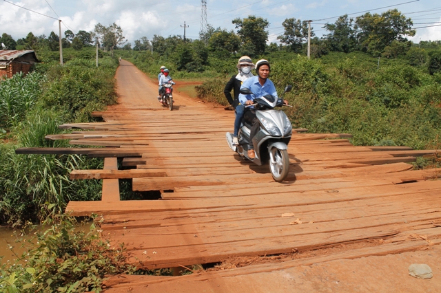 Cầu dân sinh nằm trên đường từ xã Cư Né (Krông Búk) đến xã Ea Tóh (Krông Năng) bị hư hỏng, không đảm bảo ATGT.