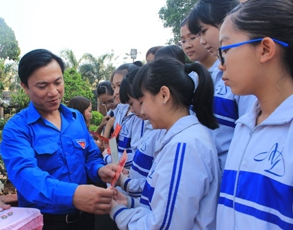 Bí thư Đoàn Khối các cơ quan tỉnh Phan Quang Ngọc trao thẻ Đoàn viên cho các đoàn viên mới