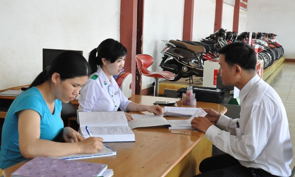 Cán bộ Chi cục Thuế huyện Cư Kuin kiểm tra một DN trên địa bàn.