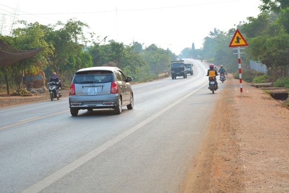 Quốc lộ 14 đoạn qua địa bàn xã Cuôr Đăng, nơi thường xuyên xảy ra  các vụ tai nạn giao thông.
