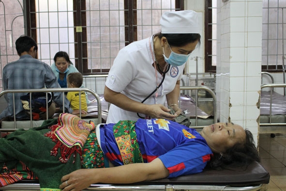 Chị Nguyễn Thị Thủy, điều dưỡng trưởng khoa Cấp cứu (Bệnh viện Đa khoa tỉnh)  đang chăm sóc bệnh nhân.