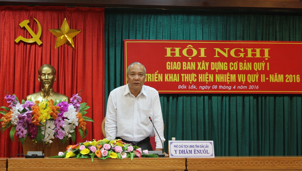 Phó Chủ tịch Thường trực UBND tỉnh Y Dhăm Ênuôl phát biểu tại Hội nghị