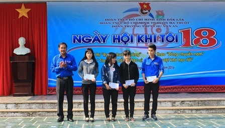 Bí thư Tỉnh Đoàn Y Nhuân Byă trao học bổng cho học sinh nghèo vượt khó