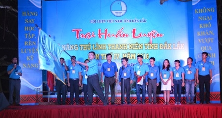 Đại diện Hội LHTN Việt Nam tỉnh trao cờ cho Hội đồng huấn luyện 
