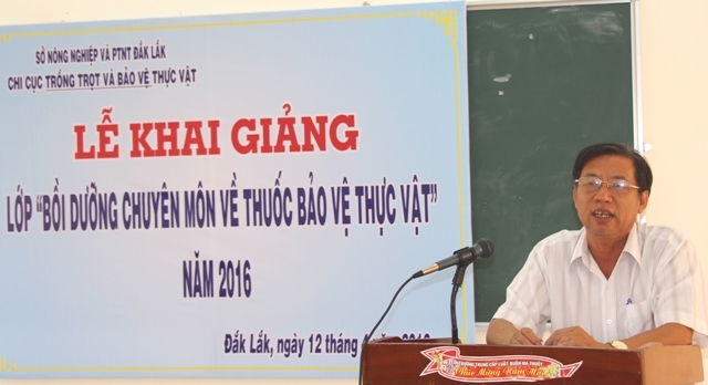 Ông Nguyễn Huy Phát, Chi cục trưởng Chi cục Trồng trọt và BVTV trao đổi với học viên về tình hình kinh doanh, sử dụng thuốc BVTV trên địa bàn tỉnh