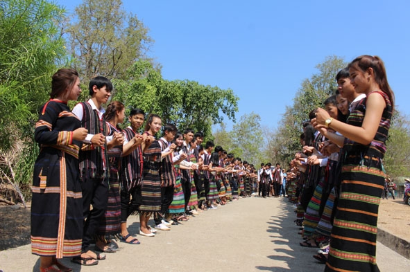 Thanh niên các dân tộc bản địa múa xoang trong Lễ hội Văn hóa truyền thống các dân tộc huyện Buôn Đôn năm 2016. 